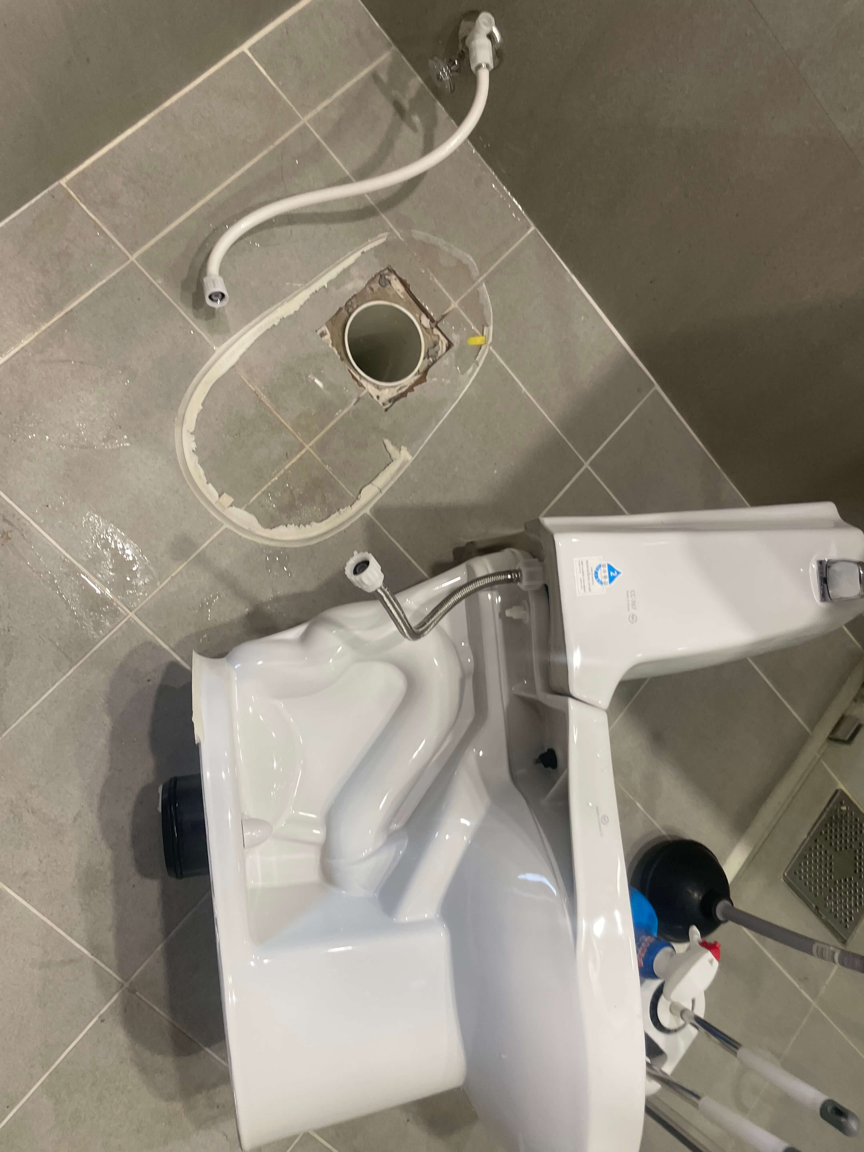 변기 막힘 해결 작업 모습 - 전문 장비 사용